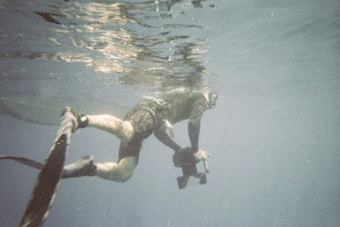 UNDER WATER HOUSING FOR SIMPLE USE CAMERAS