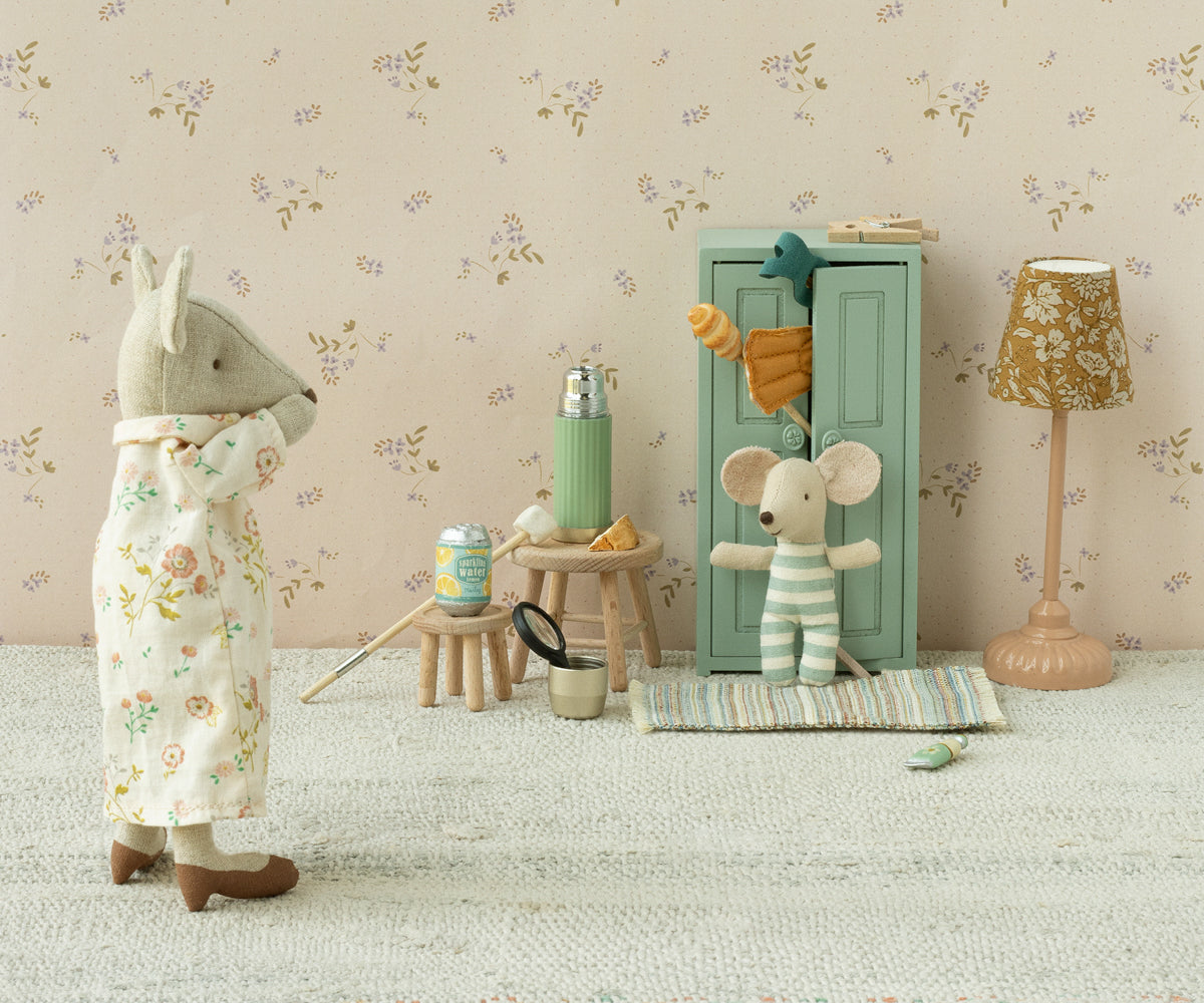 DOLLHOUSES & FURNITURE — Little-ish
