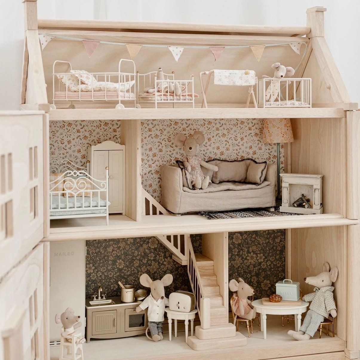 VICTORIAN DOLLHOUSE