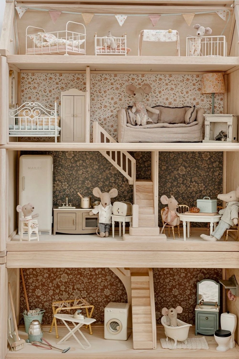 VICTORIAN DOLLHOUSE