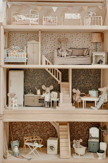 VICTORIAN DOLLHOUSE