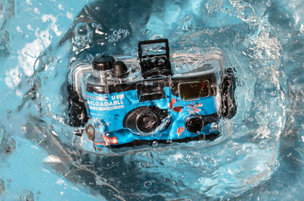UNDER WATER HOUSING FOR SIMPLE USE CAMERAS