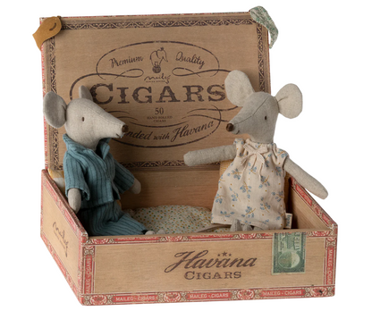 MAILEG MUM AND DAD MICE IN CIGAR BOX