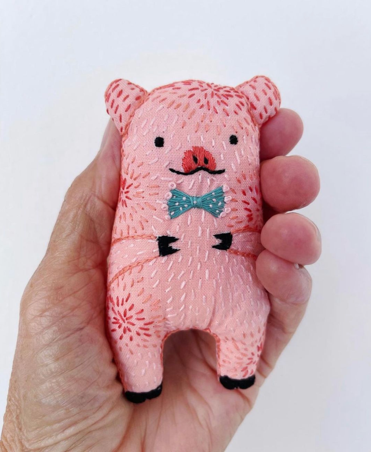 EMBROIDERY STARTER KIT LEVEL 1 - PIG