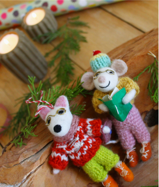 RETRO MOUSE WITH BOOK ORNAMENT