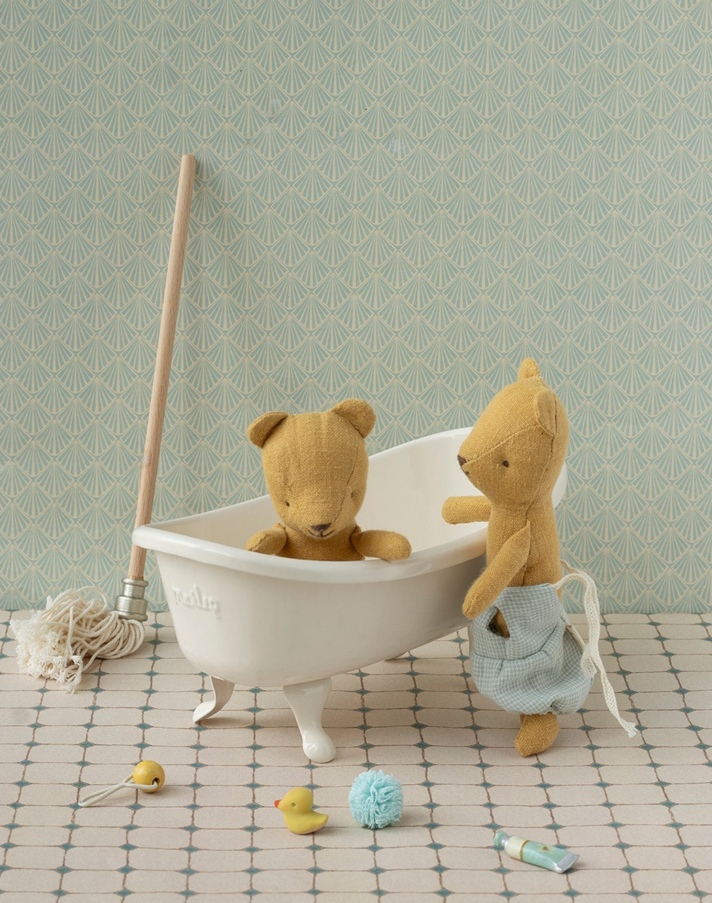 DOLLHOUSES & FURNITURE — Little-ish