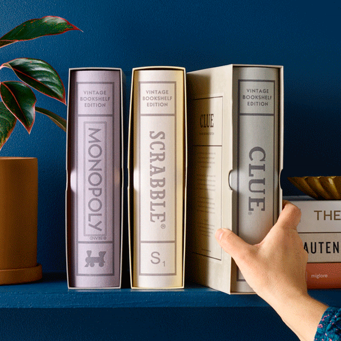 VINTAGE BOOKSHELF - CLUE